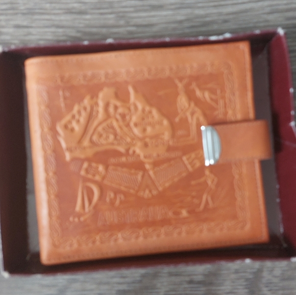 Stunning natural leather embossed Australia vintage wallet. - Picture 2 of 7